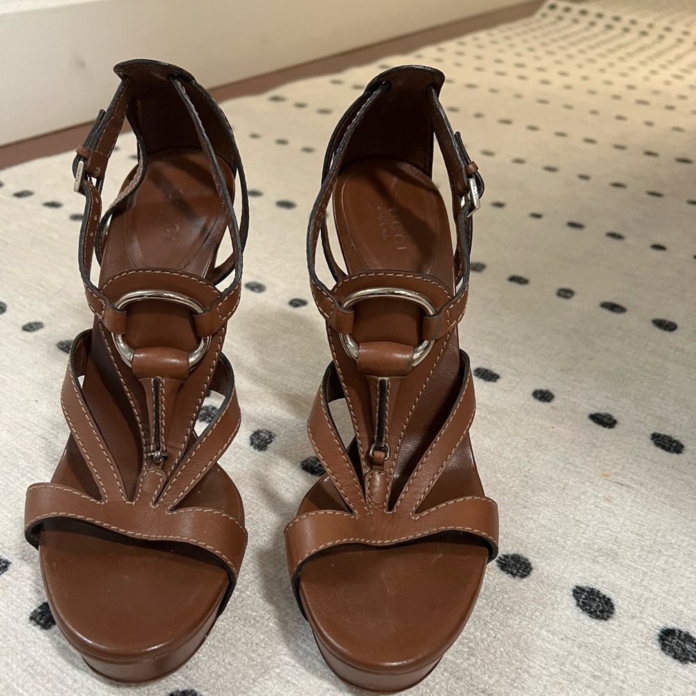 Gucci brown leather heeled open toe shoes with a horse-bit.